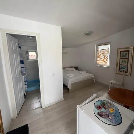 Konukevi Pensiunea Promenada Mamaia Nord 3*
